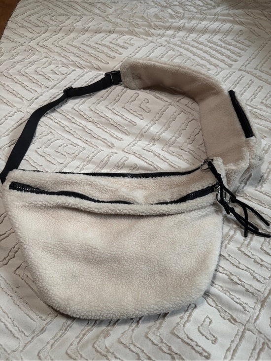 Free People Handbags - Free People overacheiver sling